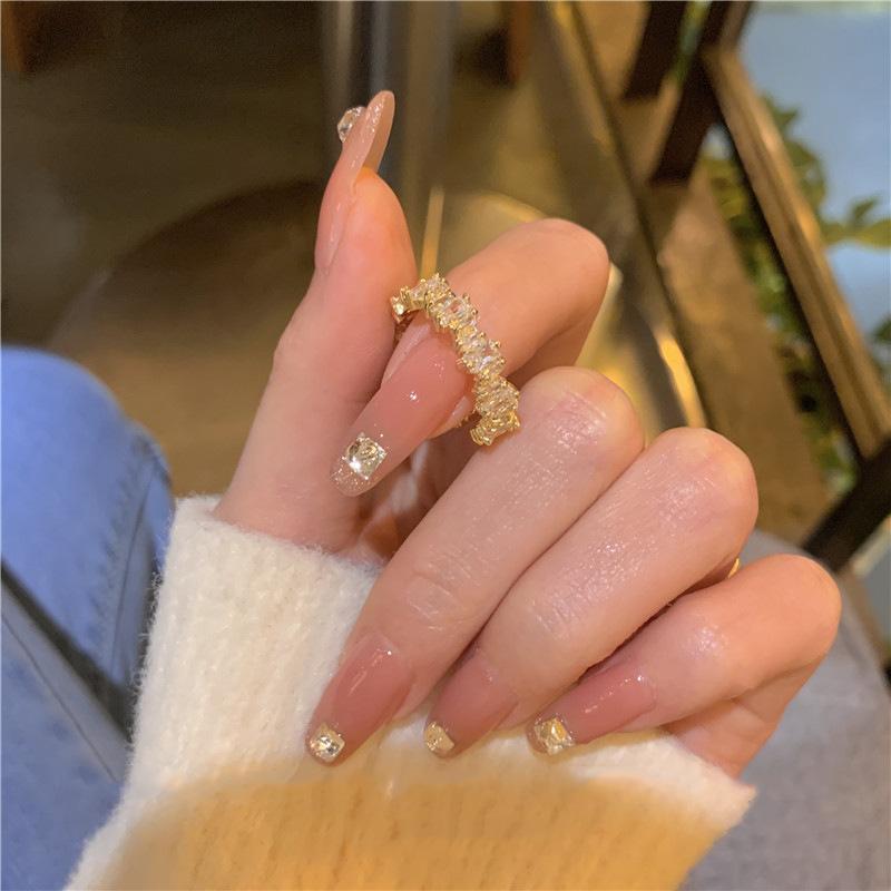 Design Fashionable Geometric Rhinestone Ring For Women With Unique Chic Appeal