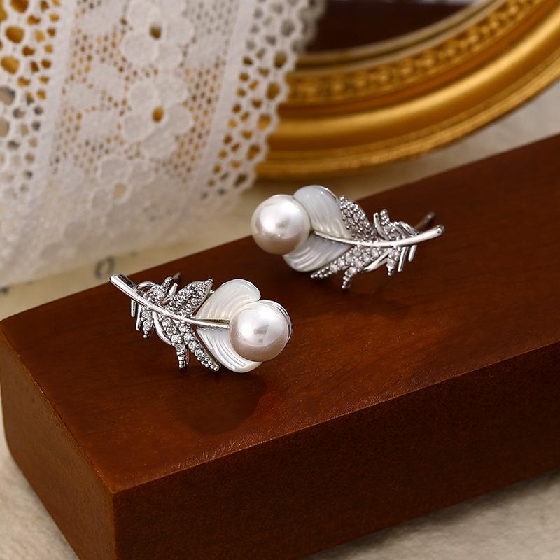 

Женские серьги из жемчуга и циркония высшего качества — настоящее позолоченное серебро для лета