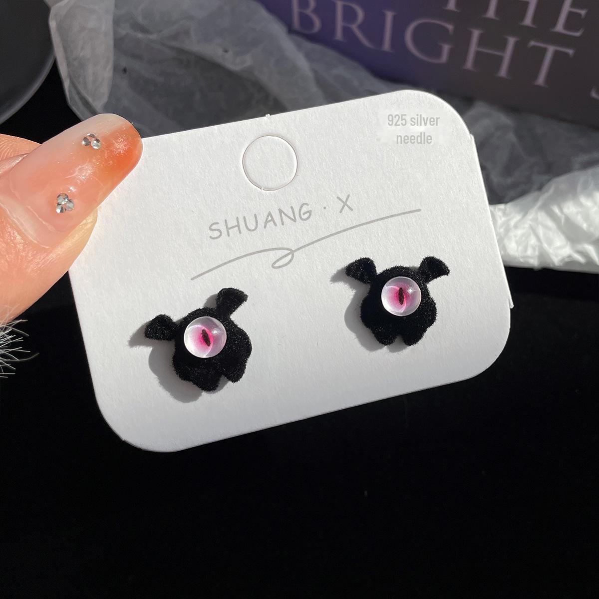 «Изысканные серьги в виде мультяшного летающего монстра — серебряные иглы, забавные и уникальные для студентов»