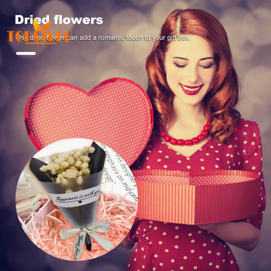 In Papier eingewickelte, mit getrockneten Blumen duftende Schleierkrautblüten, Schleife mit Buchstabenmuster, langanhaltende, lebendige Farbe, Blumenstrauß als Geschenk zum Valentinstag