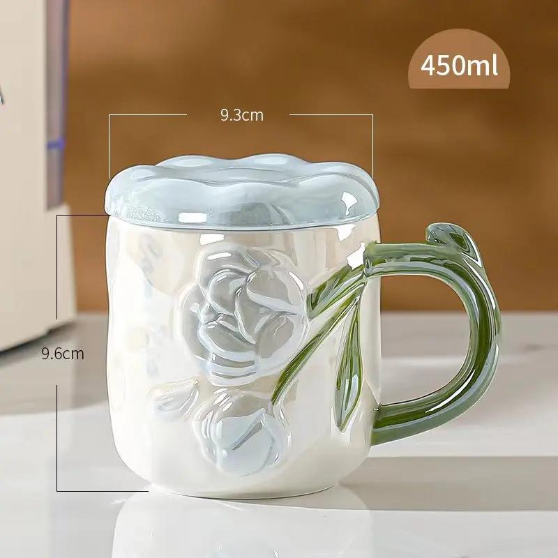 Perleťový glazovaný tulipánový keramický hrnek s víčkem Ručně malovaný reliéfní šálek na kávu Dívky květinové šálky na vodu Dárkové rodinné hrnky