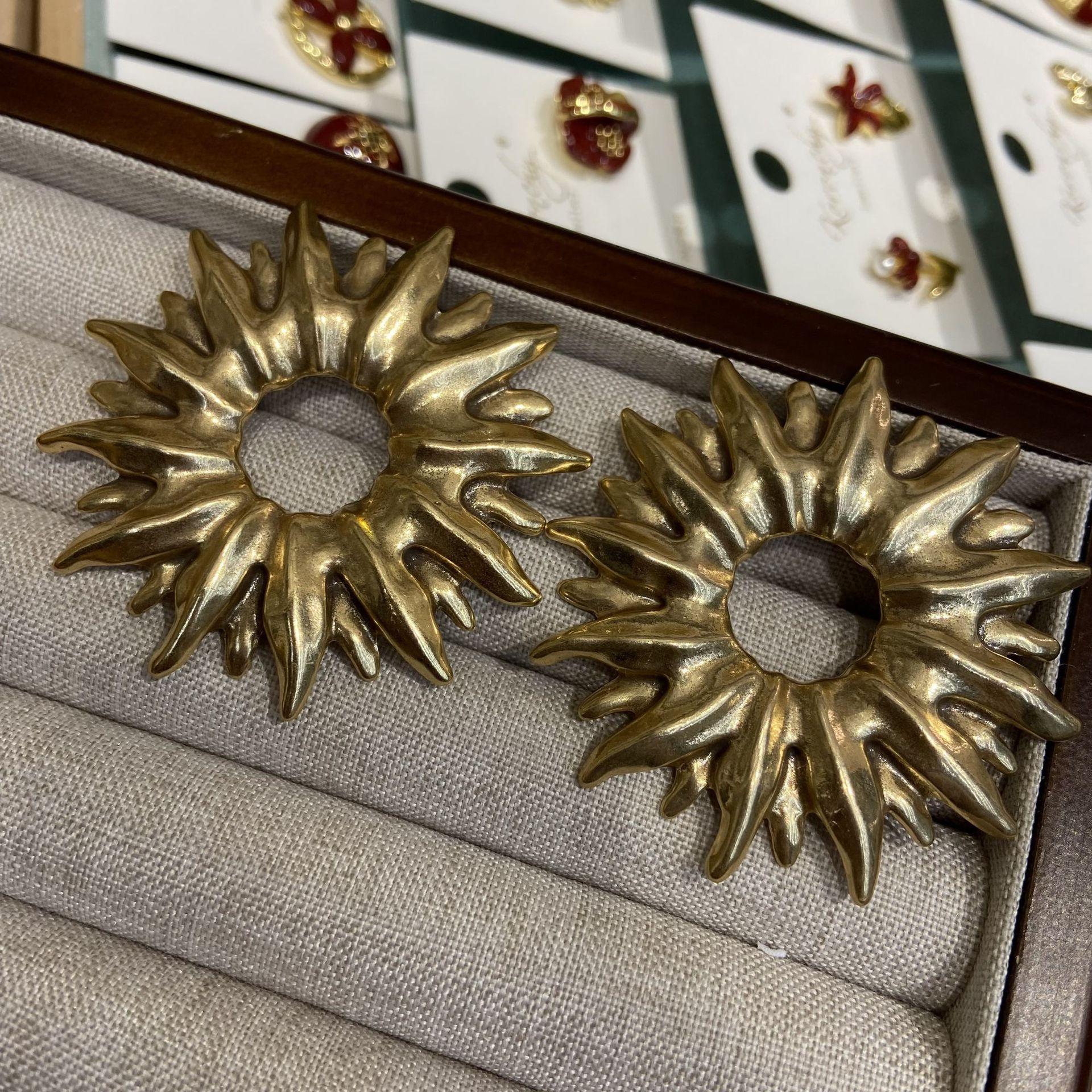 

Stylish Simple Retro Cold Wind Russian Gold Three-Dimensional Hollow Sunflower Earrings Gold-Plated Color-Preserving Earrings