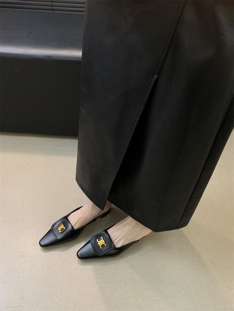 Весенне-летние шлепанцы на плоской подошве с металлической пряжкой и заостренным носом шлепанцы на низком каблуке полуботинки женские сандалии для ношения на улице 40 чёрный 2790₽