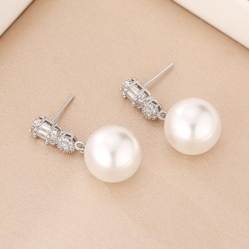 Korean Lightweight Luxury Pearl Stud Earrings – Versatile, Fashionable, High-End Design