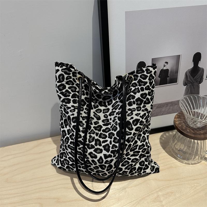 New leopard print large-capacity women's bag single shoulder tote ns trendy bag fashionable texture underarm Korean bag
