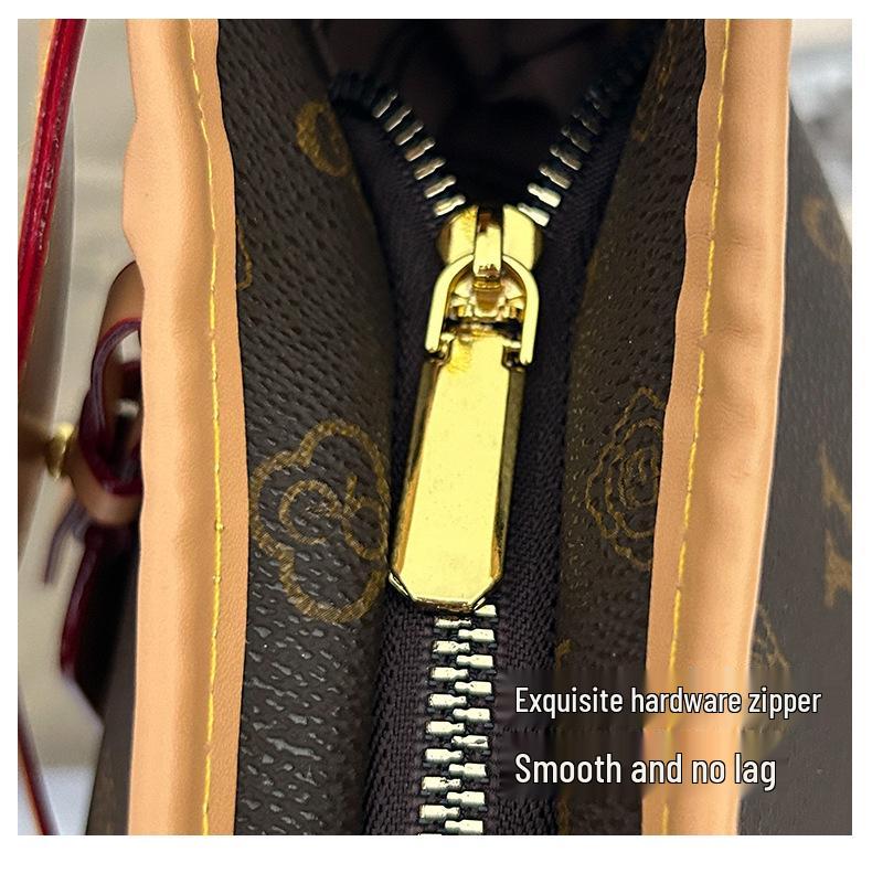 Elegant Floral Women's Tote: New Large-Capacity, Lightweight, Fashionable, Versatile Commuter Underarm Bag.