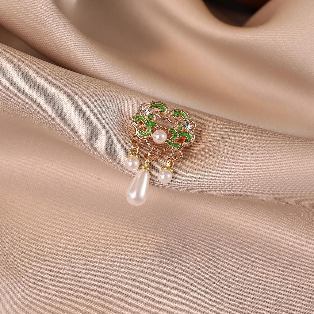 Ruyi Pipa Brooch: Elegant Classic Pearl Pin for Women’s Cheongsam