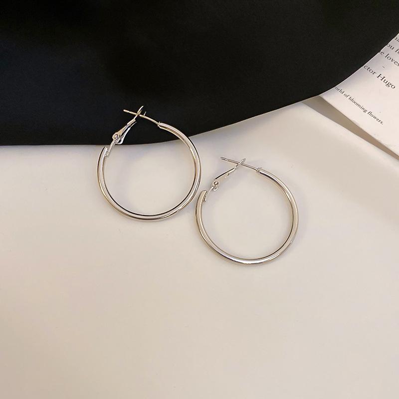 Silver Needle's New High-end Plain Ring Earrings, Light Luxury and Versatile Earrings, Simple and Fashionable Design Earrings.
