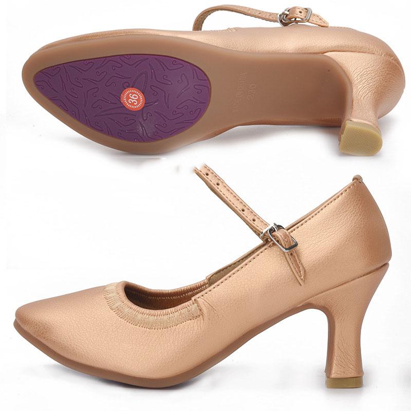 

Кожаные туфли для современных танцев с закрытым носком для женщин, мягкая резиновая подошва, стандартные туфли для бальных танцев, каблук 7 см 36 коричневый