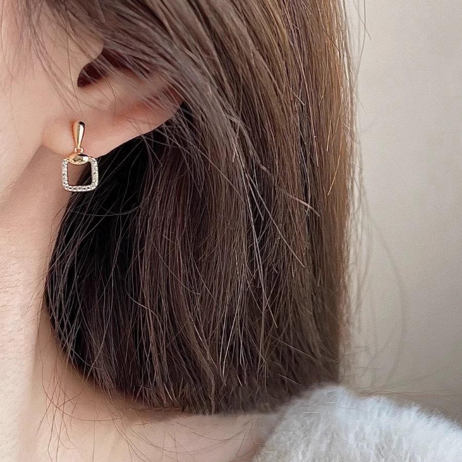 Simple diamond-set square stud earrings female niche design high-end new popular earrings versatile earrings