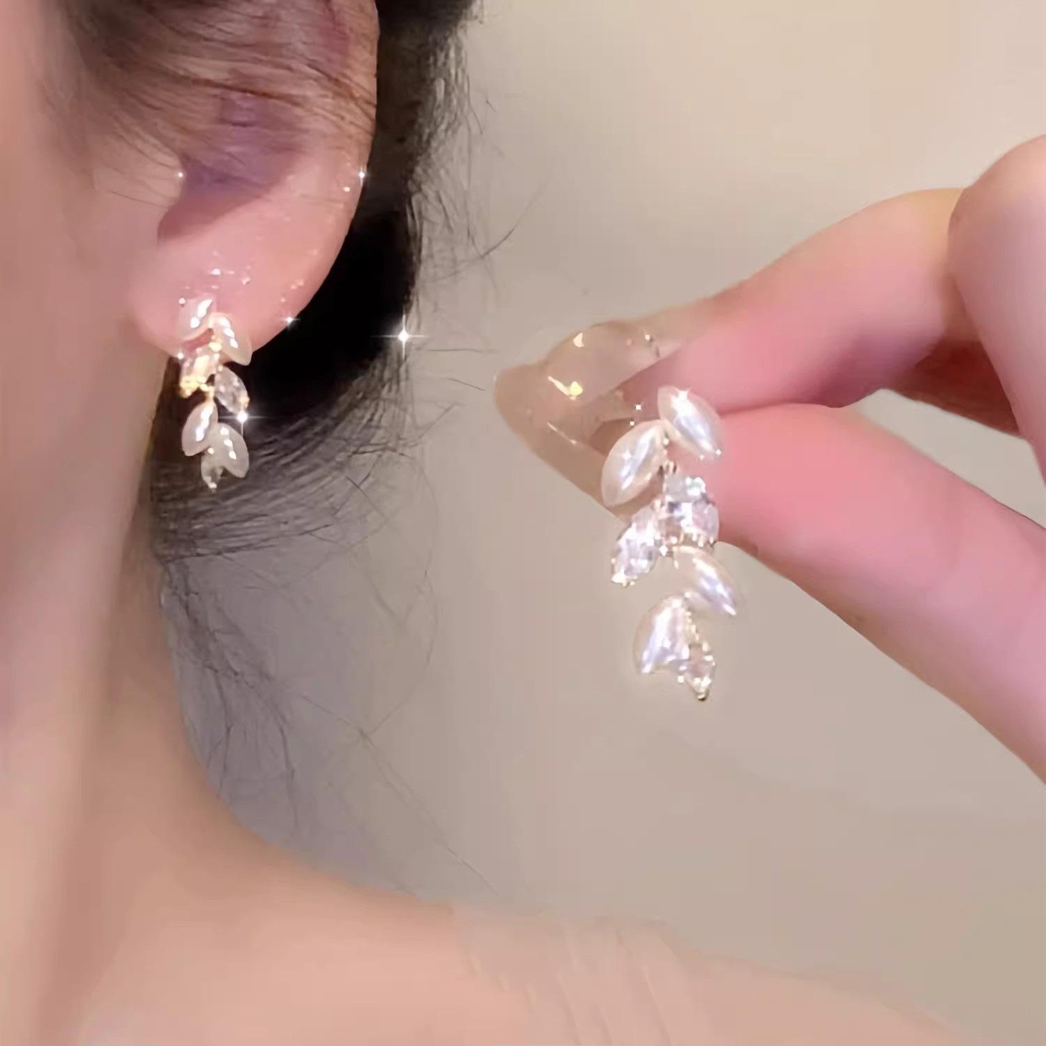 Elegant Wheat Ear Pearl Ear Clips - Non-Piercing, Versatile, and Luxurious.