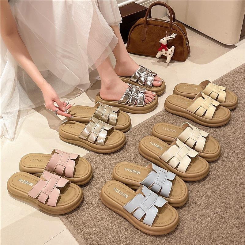 Stepping on shit feeling thick-soled cool slippers women's summer wear 2025 new Internet celebrity casual non-slip beach one-word sandals