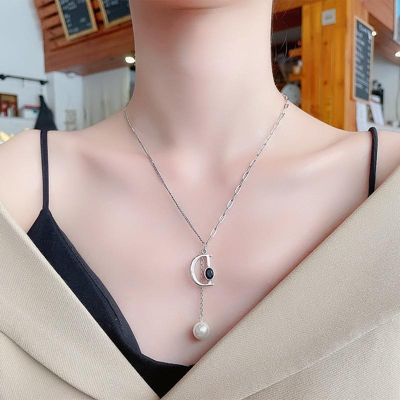 

Ожерелье из стерлингового серебра с буквой D, эмалью и жемчугом с кисточкой