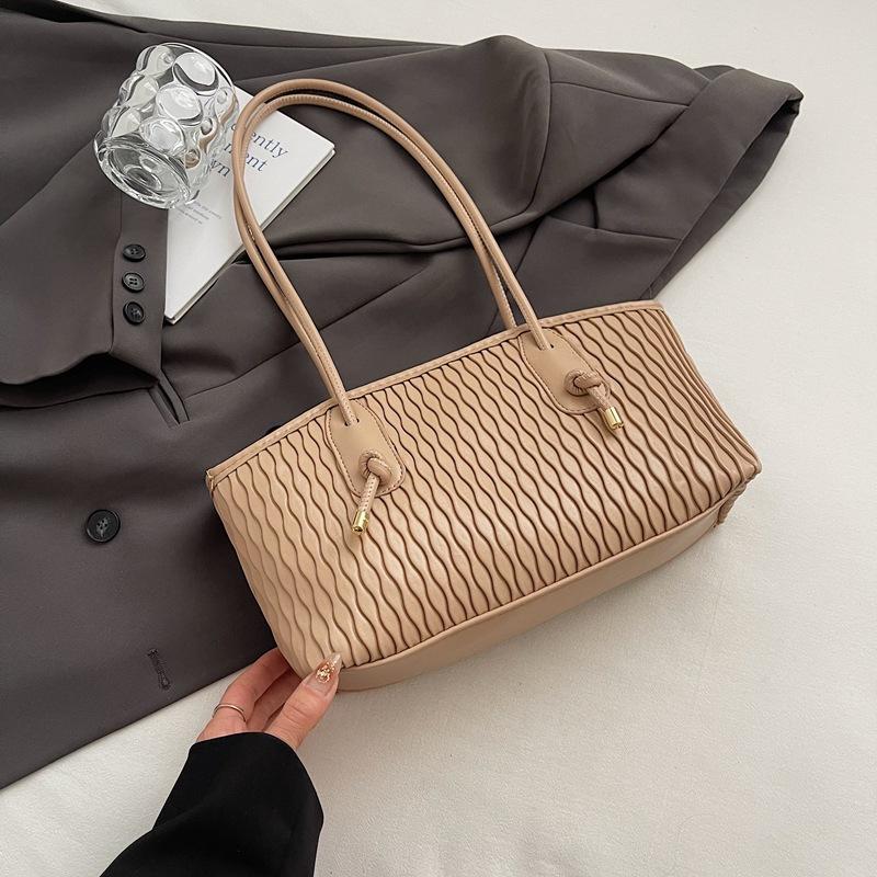 

Casual commuting large-capacity tote bag women s 2025 autumn new fashion embossed shoulder bag temperament underarm bag хаки