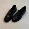 Le Fu Schuhe Damen 2026 Retro Britischer Stil Runde Spitze Niete Gefaltet Dicke Ferse Lederschuhe Damen