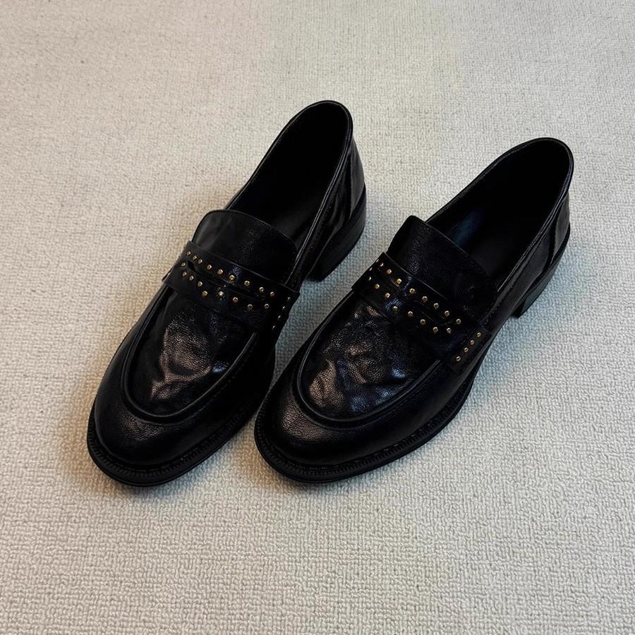 Le Fu Schuhe Damen 2026 Retro Britischer Stil Runde Spitze Niete Gefaltet Dicke Ferse Lederschuhe Damen