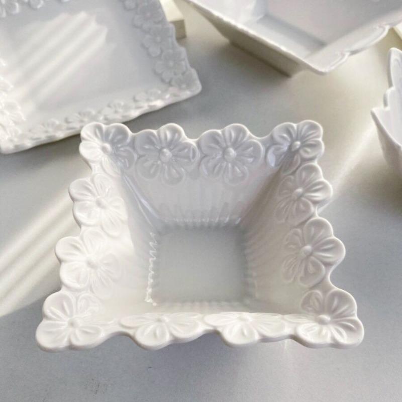 Reinweißer Reliefkeramikteller, Kirschblüten-Snack, Unterglasur-Dim-Sum-Teller, Hot-Pot-Dip-Material, französischer Stil