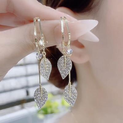 Boucles d'oreilles pendantes en forme de feuille pour femme, en oxyde de zirconium, idéales pour la Saint-Valentin, un anniversaire ou comme cadeau.