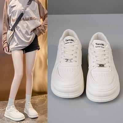 Petites chaussures blanches polyvalentes à semelles épaisses pour femmes 2024 nouvel été chaussures pour femmes respirantes avec jupes, chaussures populaires, chaussures de skate rehaussantes
