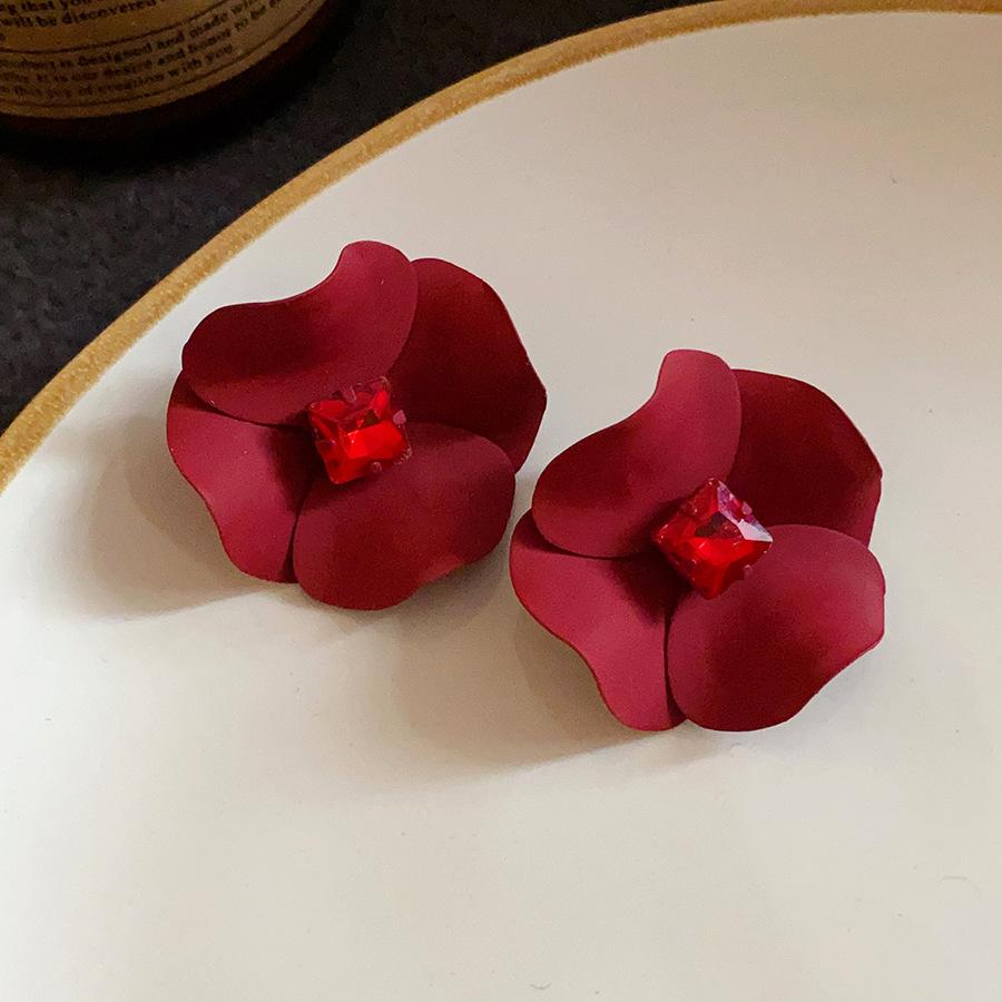 Spray paint with diamonds, flowers, simple and fashionable earrings, retro sweet temperament earrings, niche high-end earrings, women