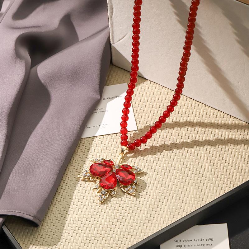 Retro Red Crystal Pendant Necklace: Versatile, High-End Fashion Accessory for Women
