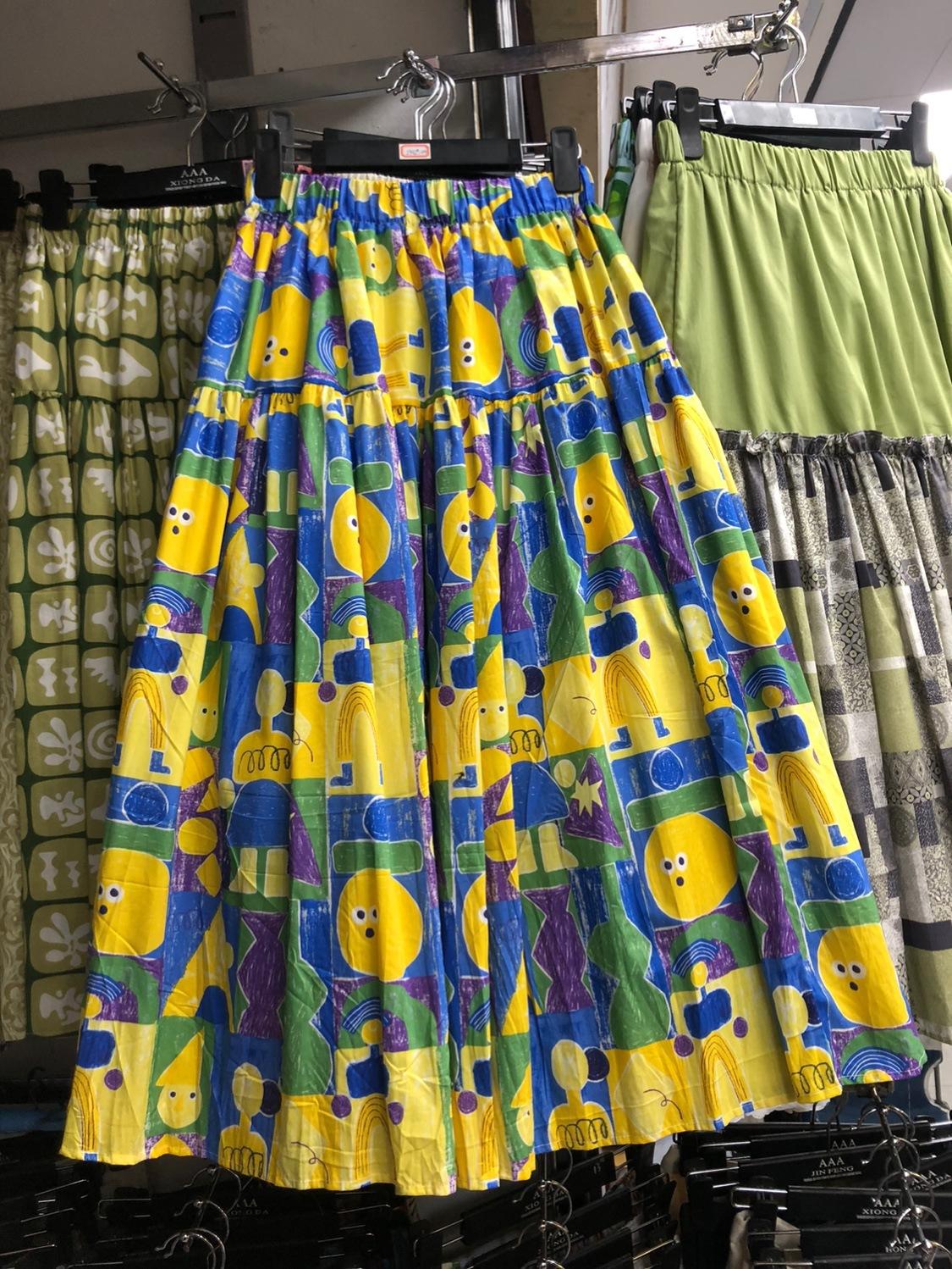 

Темпераментная омолаживающая цветная граффити масляная живопись ветровая цветочная юбка женская 2025 летняя а-образная юбка средней длины с большим зонтом One size