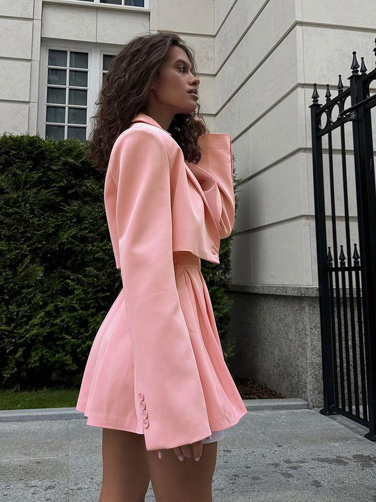 Zweiteiliges Anzugset - Outfit mit kurzem Rock und Blazer