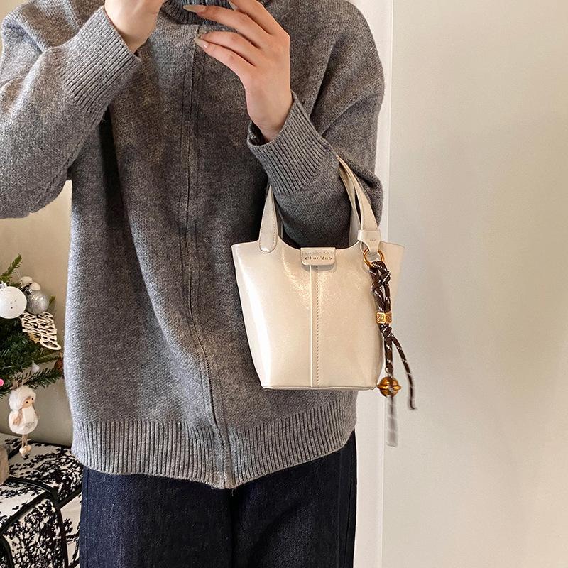 Premium texture retro small bag women's 2025 new popular fashion versatile messenger bag shoulder portable bucket bag