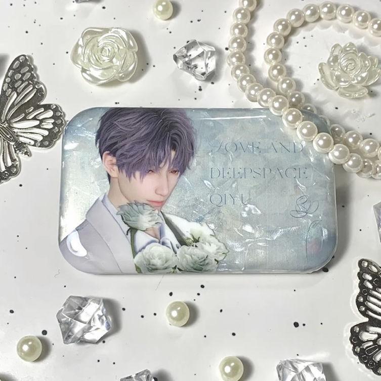 2025 Hra Láska a Hluboký Vesmír Sylus Xavier Rafayel Caleb Samorostlé Odznaky Brož Doplňky Rekvizity Batoh Dekorace na Stůl Dárek pro Fanoušky