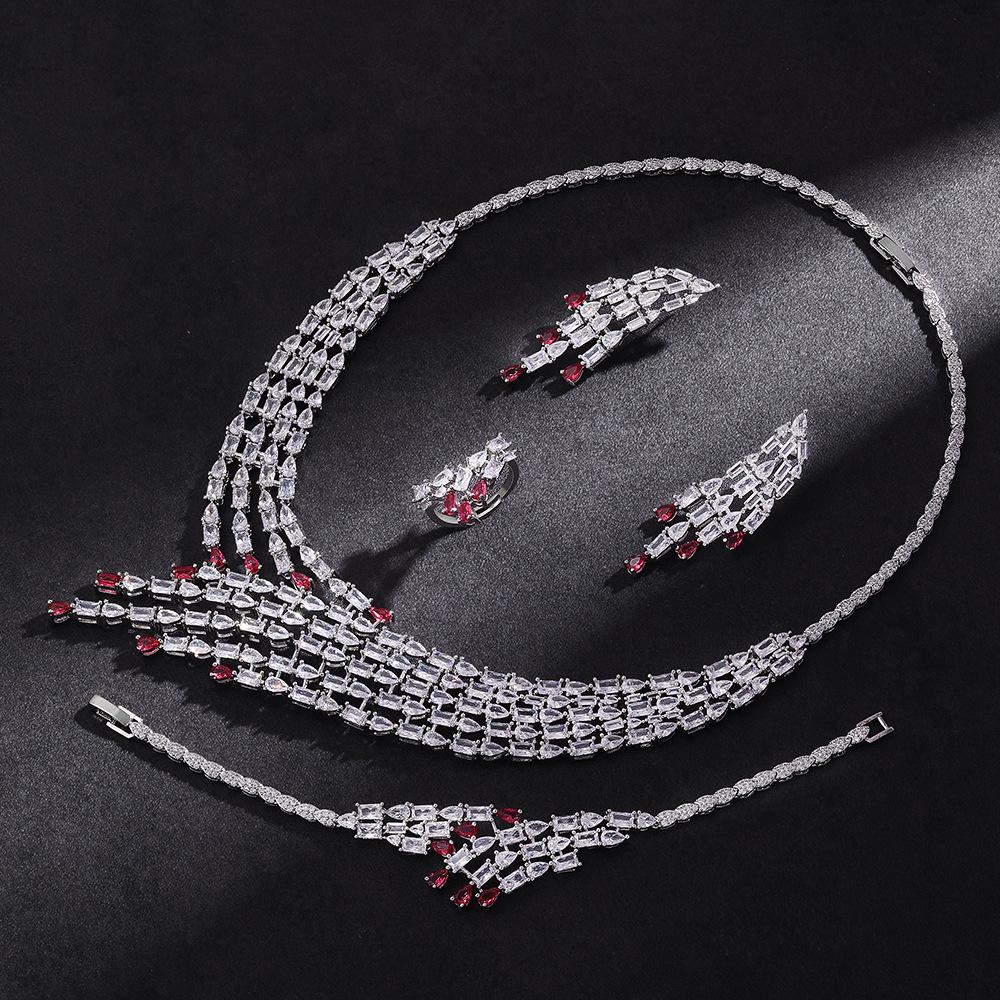 Luxus Rubinpendant-Ketten- und Ohrring-Set - 4-teiliges Hochzeits- und Abendaccessoire-Set