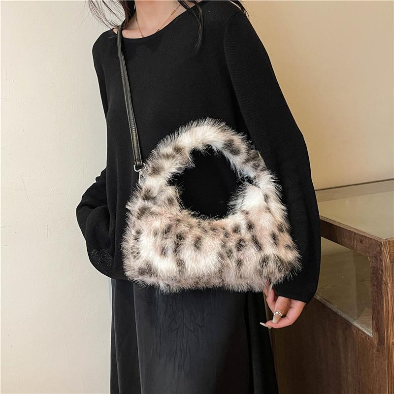 Winter Faux Fur Shoulder Bag for Women Trendy Fuzzy Handbags Plush Crossbody Bag Fluffy Tote Bag Furry Handle Mobile Phone Bag