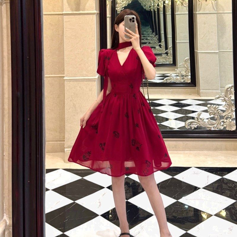 

Plus-Size Women s French Retro V-Neck Printed Dress 2026 Summer Elegant Slimming Long Dress Short Style XL