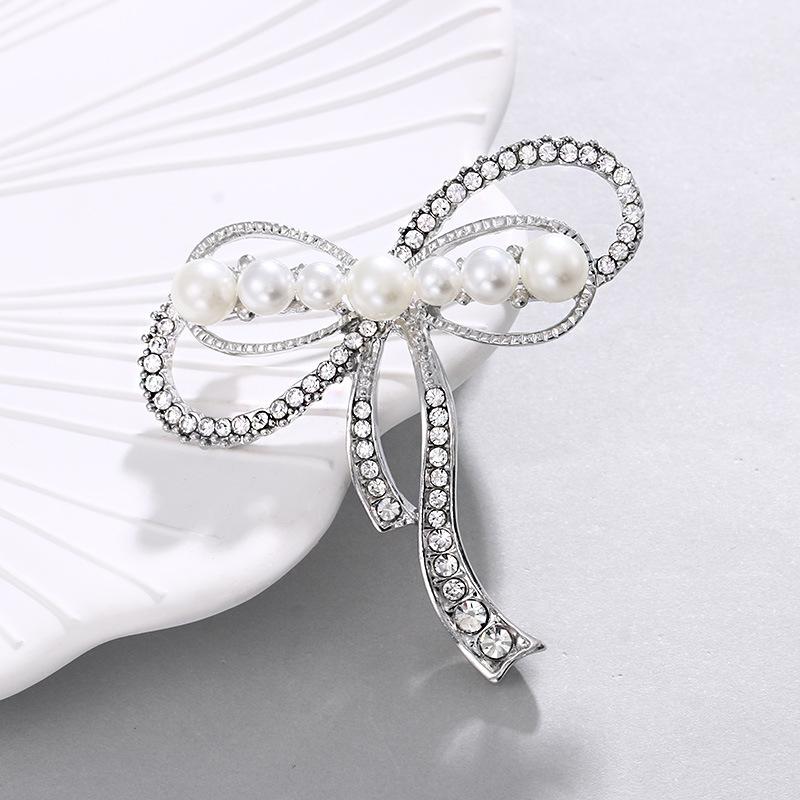 Broșă Florală de Lux cu Strasuri în Stil Coreean - Pin Elegant pentru Guler de Damă