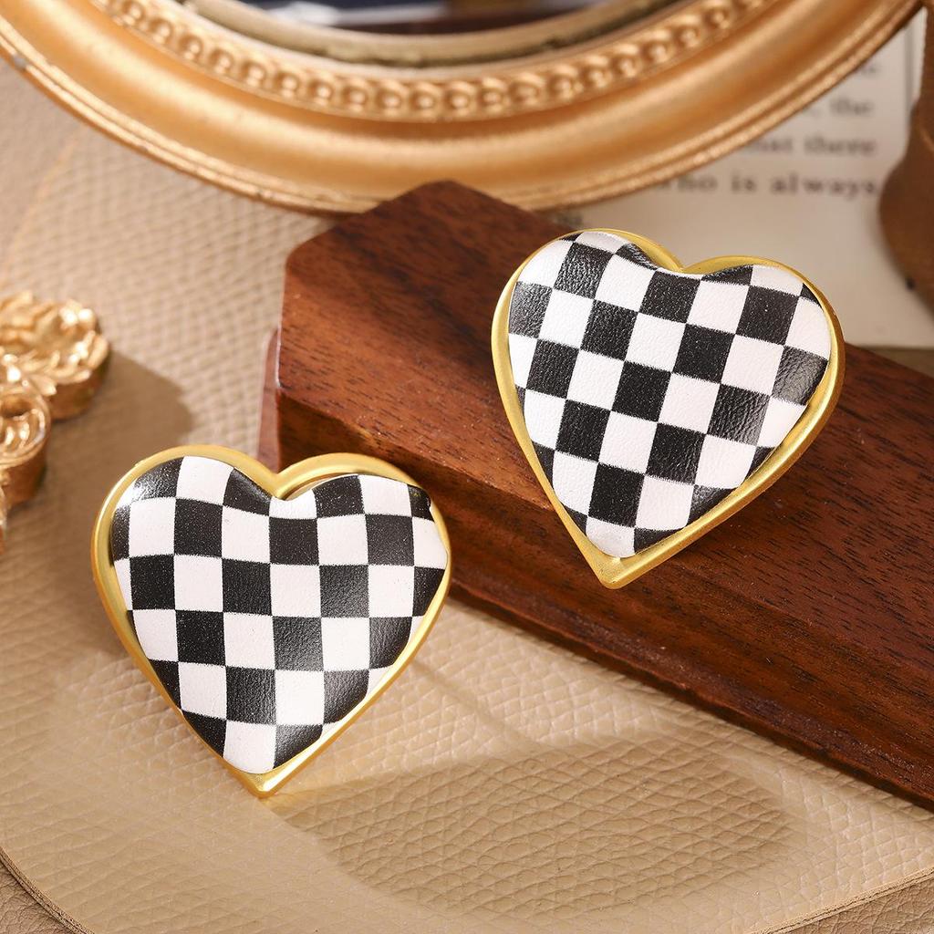 2024 Retro Black and White Geometric Plaid Stud Earrings for Women - Unique Style