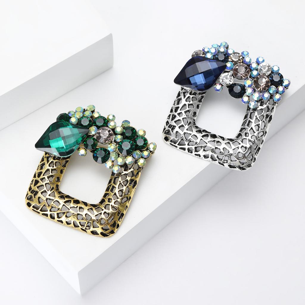 Retro-Leichtluxus hohler quadratischer Blumenkranz Brosche Zubehör modische Luxus geometrische hohle Kristallbroschen