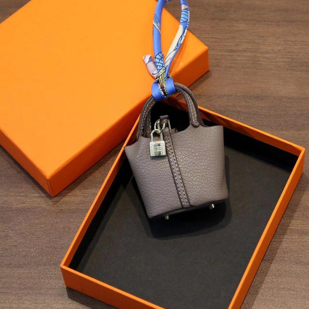 Mini vegetable basket bag pendant high-end leather car keychain earphone bag creative car pendant wholesale