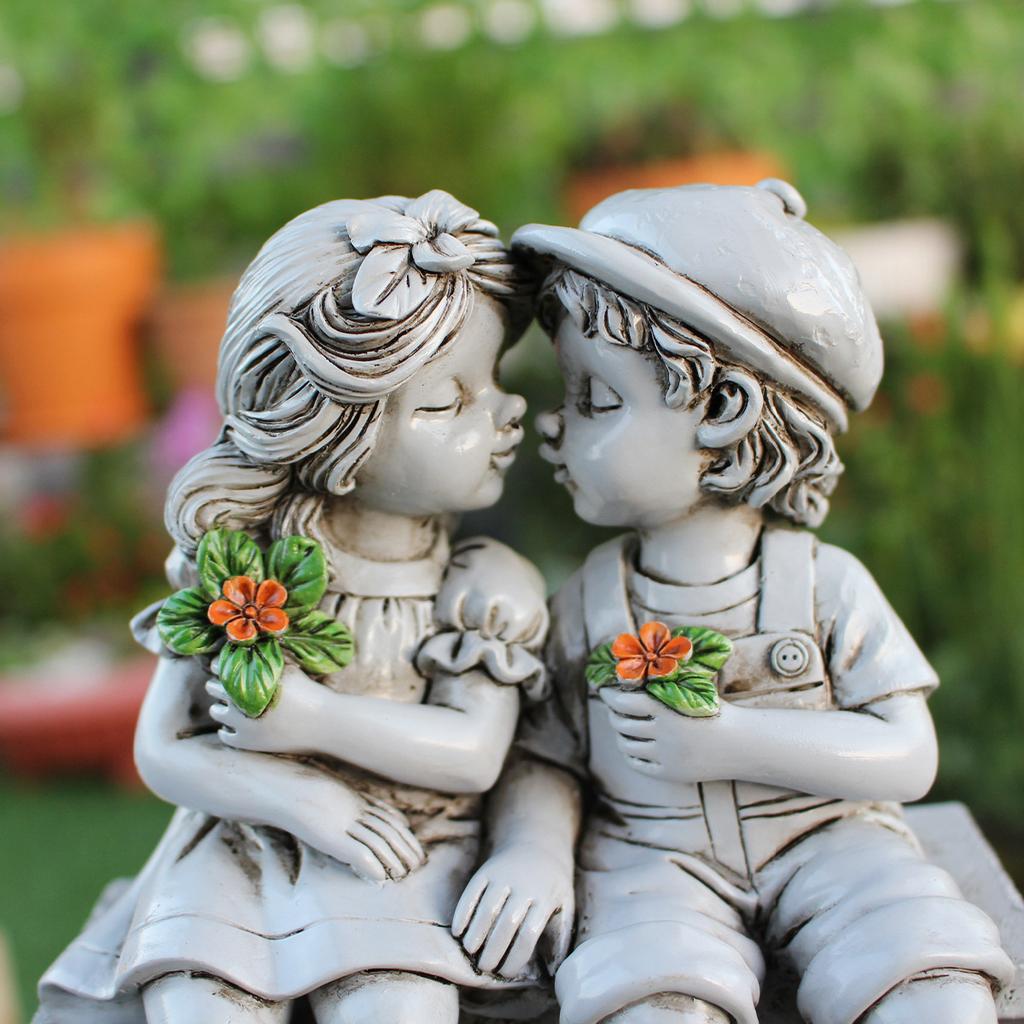 Estatua de Hada Sentada Resina Pareja Niño y Niña Sentados Silla Beso Figurita Adorno de Jardín Exterior Escultura de Porche Decoración de Patio
