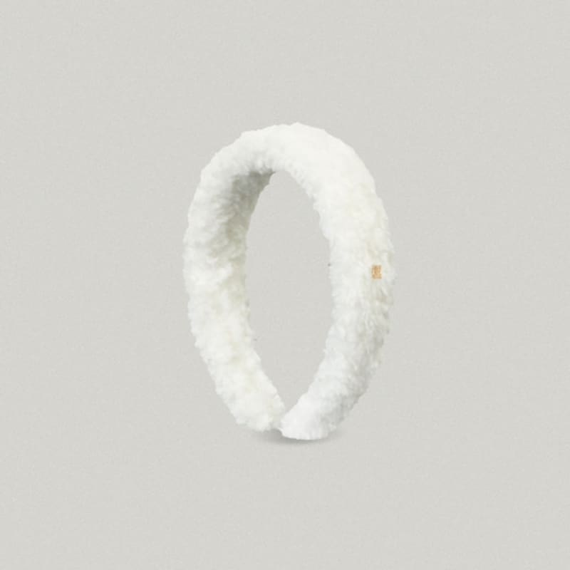 FOLNUA SQUARE LOGO FURRY HAIRBAND [IVORY]