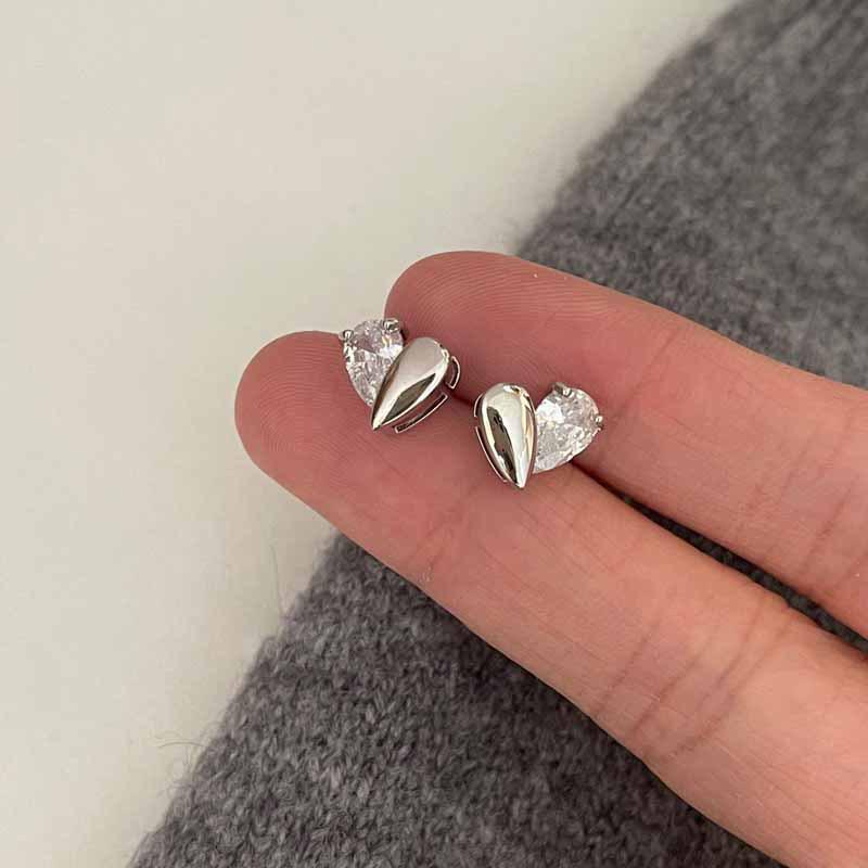 Korean High-End Heart Stud Earrings: Simple Retro Design for Women, Perfect for Best Friend Gifts