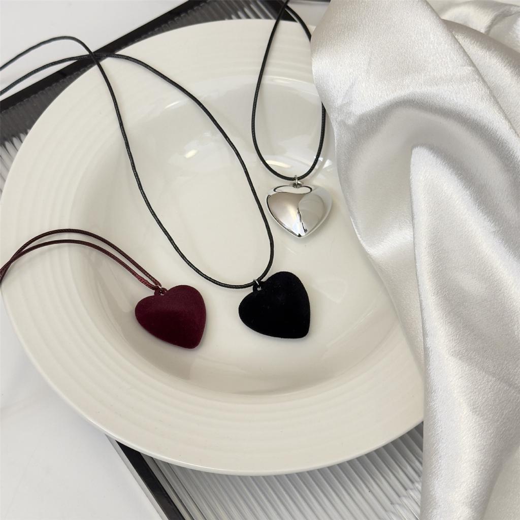 Vintage Heart Necklace Long Rope Necklace Pendant Necklace Flocking Texture Charm Necklace Present for Stylish Ladies