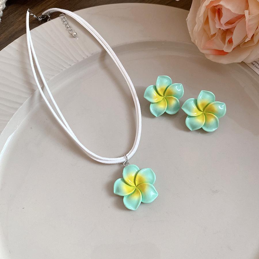 

Dopamine yellow and white flower pendant necklace earrings Hawaiian vacation wind sweet design sense collarbone chain set