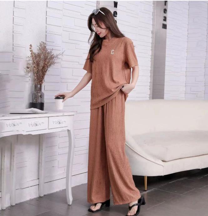 

Жіночий весняно-літній вишитий комплект домашнього одягу з крижаного шовку Chiba: Повсякденний вільний костюм-двійка з довгими штанами. One Size (45-70 kg)