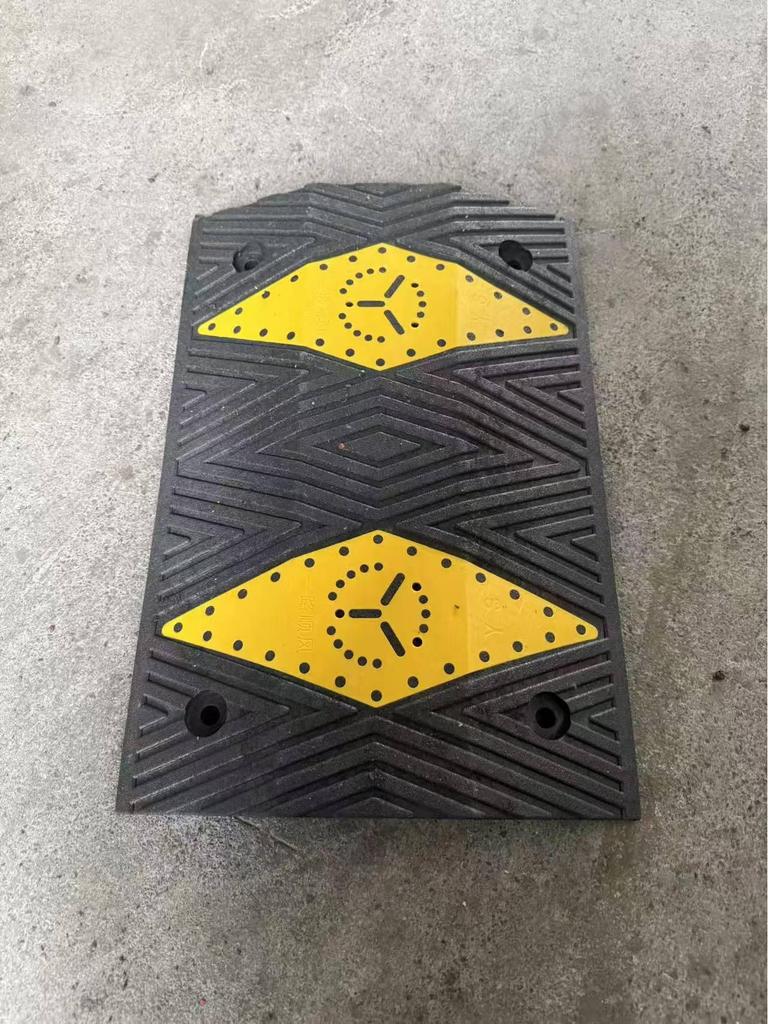 Rubber Speed Bump Curb Ramp Mat for Road, Parking, and Doorway Use