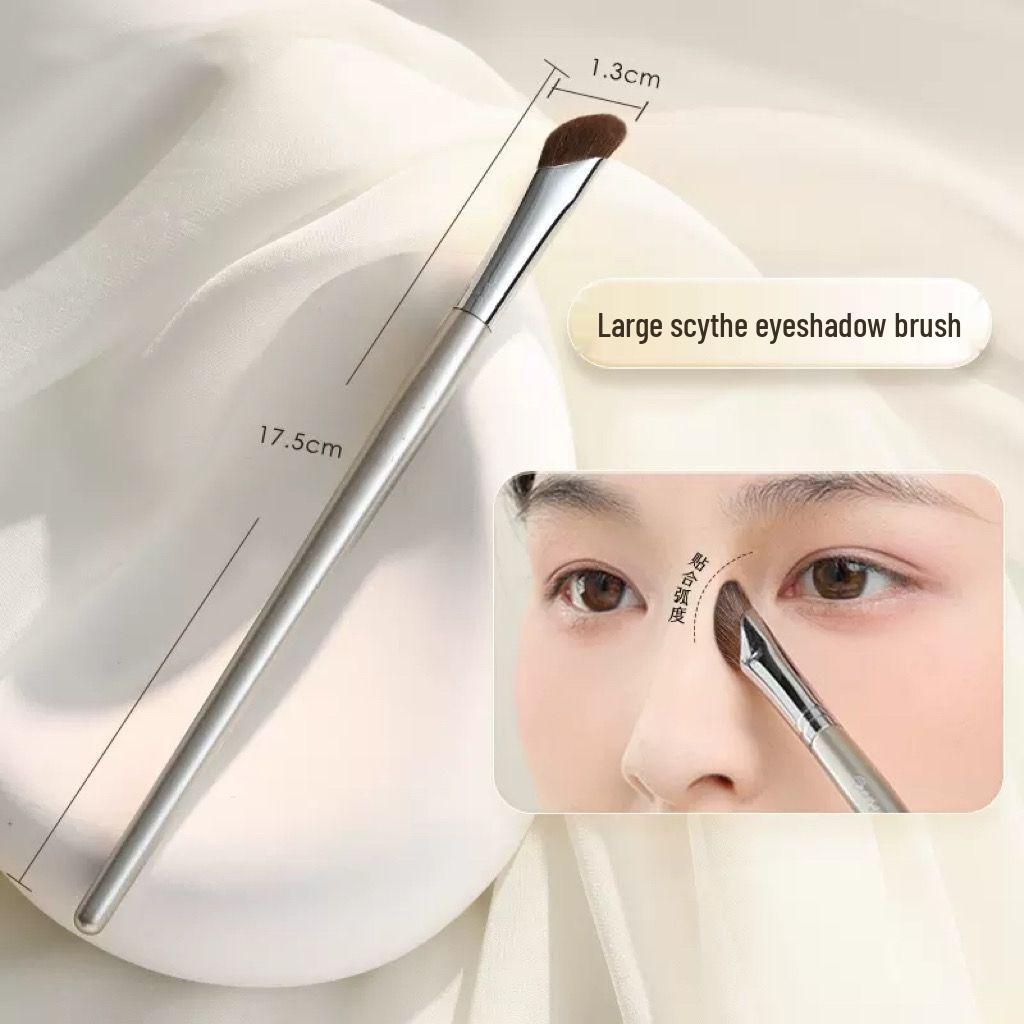 Sickle-Shaped Angled Nose Contour Brush - Professional Flat Head Highlighter & Shadow Brush