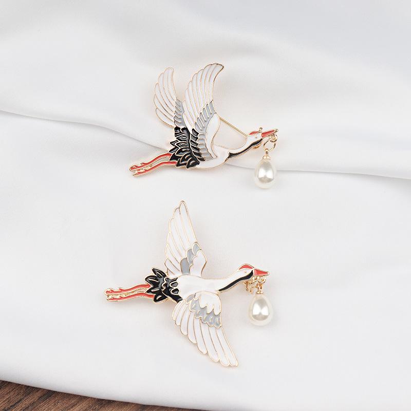Crane & Pearl Metal Brooch: Retro Chinese-Japanese Style Pin for Cross-Border Fashion.