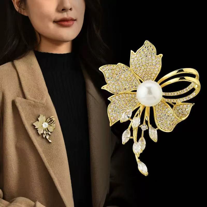 Korean version of fashion temperament brooch women's rhinestone silk scarf buckle anti-light buckle crystal brooch pin pearl jewelry accessories