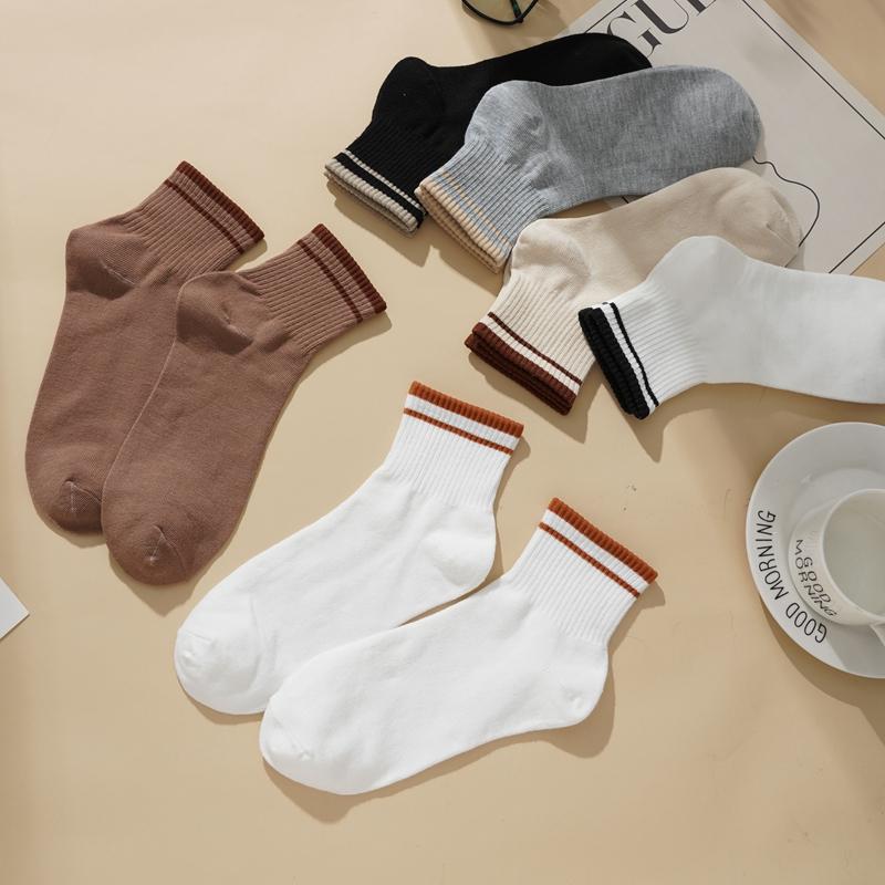 Einfache, trendige gestreifte Socken für Mädchen. Vielseitige, hochwertige, einfarbige Strümpfe. Weiche, atmungsaktive koreanische Sport-Mittelrohrsocken.