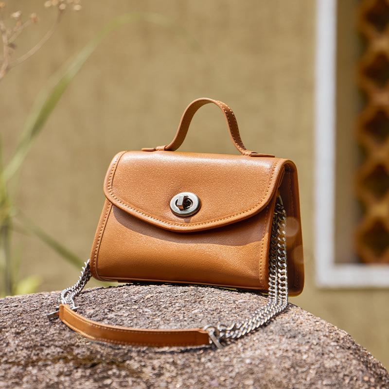 

2025 Autumn Winter Elegant High-end Genuine Leather Women s Bag Simple Fashion Style Cowhide Shoulder Bag Commuting Daily Small Square Bag Upper Length19CM/Lower Le