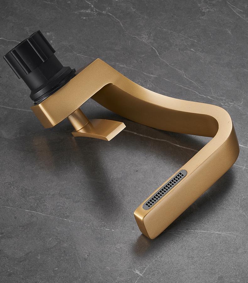 Rubinetto Ottone a Cascata Dorata – Lavabo Lusso a Foro Singolo