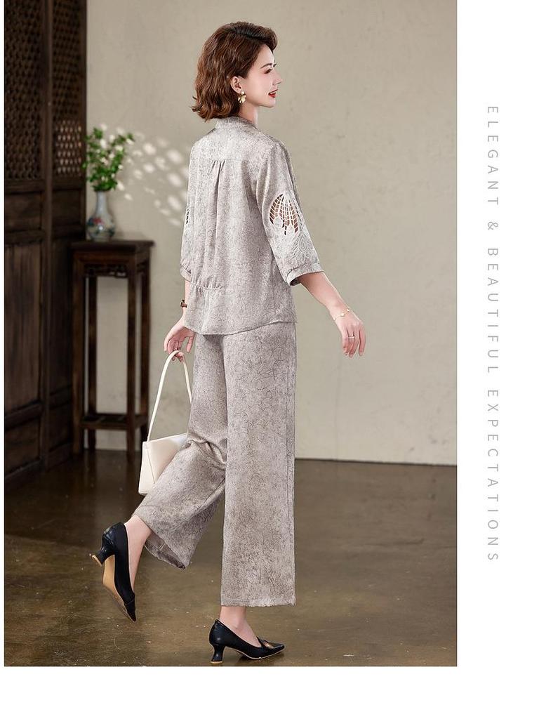 Elegantní letní dvoudílný set pro ženy středního věku: Imitace hedvábné halenky a topu